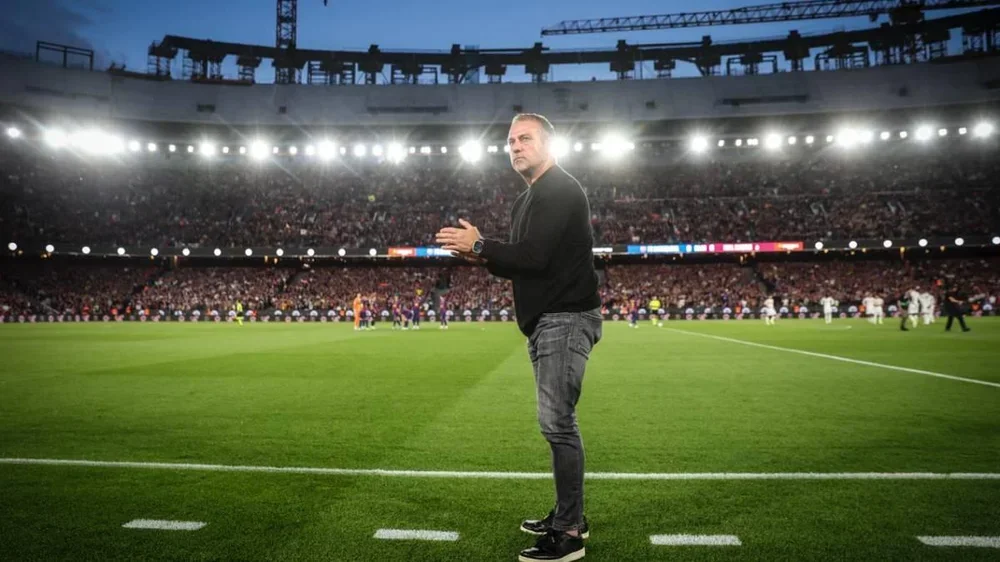 Hansi Flick aplaude a la afición antes del Clásico