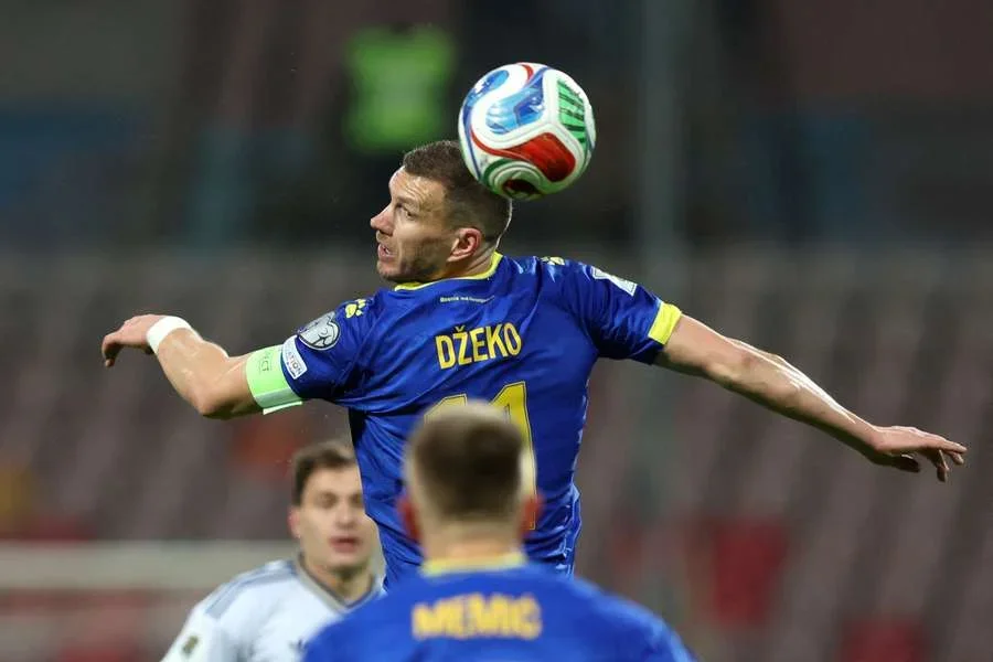 Edin Dzeko cabecea hacia atrás